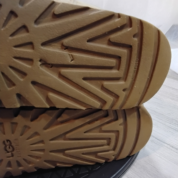 UGG Womens Classic Short Natural Sand Boots Booties Wool Fleece Lining SIZE 9 - Picture 10 of 13